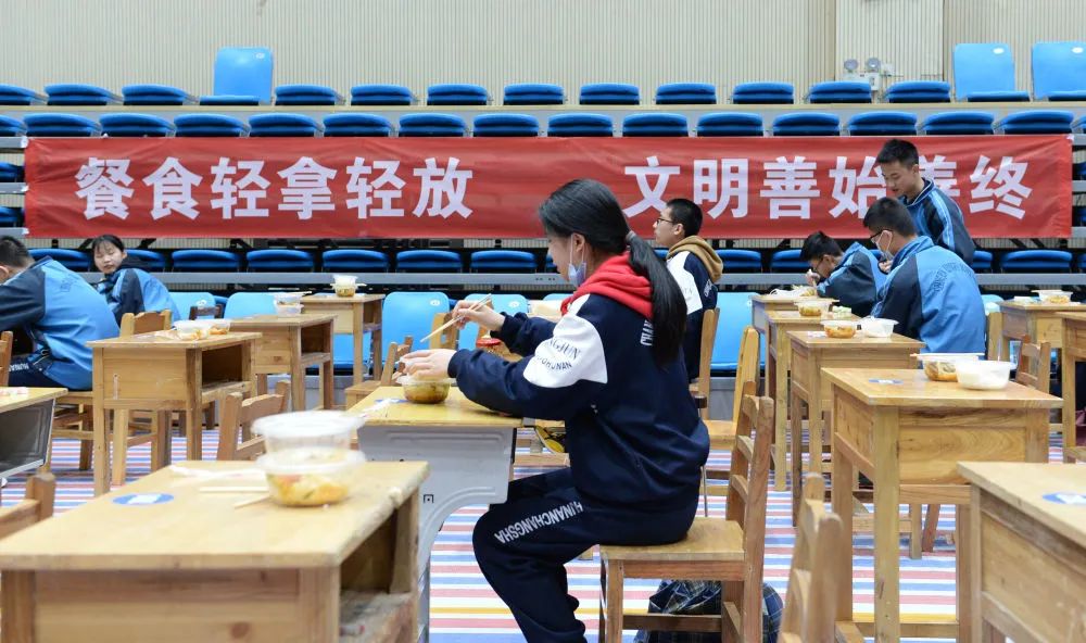 月日長郡湘府中學(xué)學(xué)生在體育館內(nèi)就餐新華社發(fā)陳振海攝